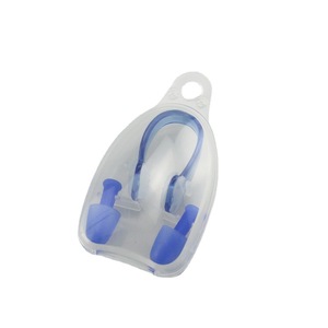 Juego combinado de tapones para los oídos y pinzas para la nariz de silicona con forma de bala para accesorios de natación para niños, baño, impermeables - Product Image 1