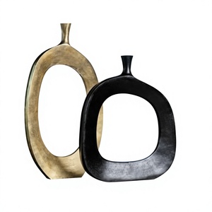 Jarrón de mesa moderno hecho a mano, personalizable, de aluminio fundido, con acabado texturizado en tono dorado, jarrón decorativo de metal. - Product Image 3