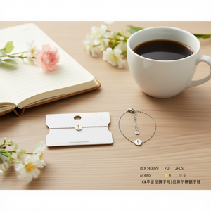 Bracciale in acciaio inossidabile con ciondolo a forma di lettera I da 1 cm su un lato, per gioielli da donna alla moda - Product Image 3