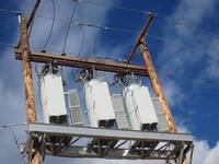 Régulateur de tension monophasé 13,8 kV 22 kV 200 A 400 A pour charges industrielles, stabilisation de la tension et amélioration du réseau de distribution