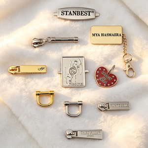 Étiquettes métalliques personnalisées en gros pour vêtements, plaques de logo de marque gravées au laser pour vêtements - Product Image 2