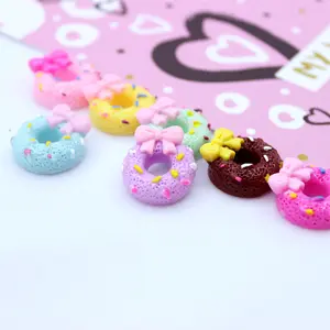 Goedkope Lage Prijs Creatieve Hars Plastic Miniatuur Voedsel Merk Taart Donut Candy Boog Decoratie Accessoires