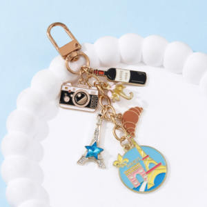 Portachiavi Creativo a Forma di Fotocamera, Biglietto Aereo, Luoghi Panoramici Internazionali, Vino, Smalto, Grazioso Charm per Zaino, Regalo per Amici - Product Image 6