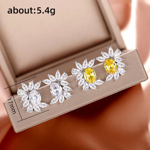 Orecchini a perno con fiore color oro per donna, gioielli per l'orecchio alla moda con decorazioni floreali scintillanti - Product Image 5