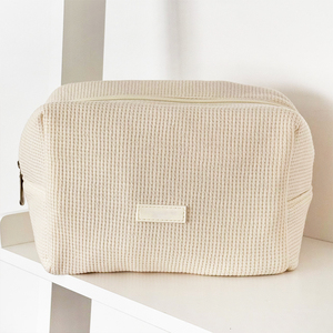 Pochette de toilette tendance à fermeture éclair personnalisée avec broderie, blanche, anti-salissure, en tissu gaufré - Product Image 2