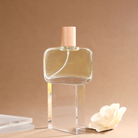 Flacon de parfum en verre transparent carré rechargeable de 70 ml avec vaporisateur et bouchon en bois pour cosmétiques