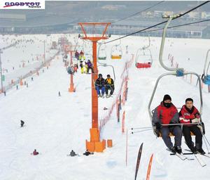Teleférico telesilla con dos asientos para dos personas, una silla en la estación de esquí - Product Image 2