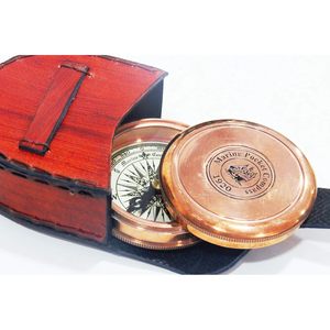 Brújula de Bolsillo de Latón Marina Modelo Londres 1920 con Estuche de Cuero, Herramienta de Navegación Portátil para Senderismo con Dial y Puntero - Product Image 1