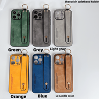 Étui de téléphone avec support de poignet en imitation peau de mouton pour iPhone 16 15 14 Plus 13 12 11 Pro Max, coque en silicone souple antichoc