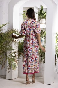 Robe imprimée multicolore à manches kaftan pour femme avec détail volanté et ourlet évasé pour un look élégant, confortable et décontracté. - Product Image 5