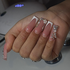 Europese Amerikaanse stijl lange kistvormige opzetnagels 24 stuks nude roze Franse tip nagels vlinder strass steentjes - Product Image 4