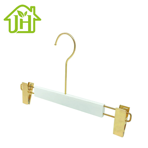 Pendentif <span class=keywords><strong>en</strong></span> <span class=keywords><strong>bois</strong></span> blanc pour vêtements, offre spéciale, haute qualité, logo bébé or, cintre <span class=keywords><strong>en</strong></span> <span class=keywords><strong>bois</strong></span> personnalisé - Product Image 3