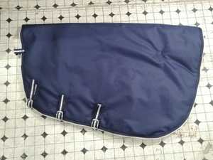 Protector de cuello impermeable para caballos con aislamiento térmico y correas ajustables para protección en invierno - Product Image 5