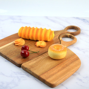 Planche à découper en bois d'acacia 34x38x1.8cm avec poignée pour usage en cuisine - Product Image 4