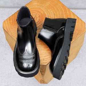 Botas Chelsea Brogue de Charol para Hombre con Punta Redonda Brillante, Cremallera Lateral, Estilo Martin, Suela Gruesa y Acabado Desgastado - Product Image 4