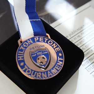เหรียญรางวัลฟุตบอล LGC OEM แบบกำหนดเองสำหรับการแข่งขัน Hilton Petone รูปทรง 3 มิติ ทำจากทองแดง/เงิน สำหรับงานกีฬา - Product Image 5