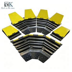Rampe de protection de câbles personnalisée jaune et noire (1000x250x50mm) pour le recouvrement de câbles au sol et les événements - Product Image 1