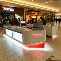 Vitrine en verre incurvée éclairée avec rangement pour kiosques de coques de téléphone, destinée aux centres commerciaux et aux boutiques numériques en îlot
