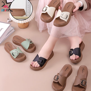 รองเท้าแตะสไลด์ PVC สำหรับผู้หญิง รองเท้าแตะรัดส้นแบบหนา พื้นกันลื่น ใส่ได้ทั้งในบ้านและนอกบ้าน รองเท้าส้นเตารีดแบบนุ่มสำหรับผู้หญิงและสุภาพสตรี ขายส่ง - Product Image 1