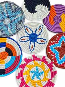 Panier mural en rotin fait main, multicolore, style bohème, ensemble de paniers décoratifs tissés pour salon, en vente - Product Image 3