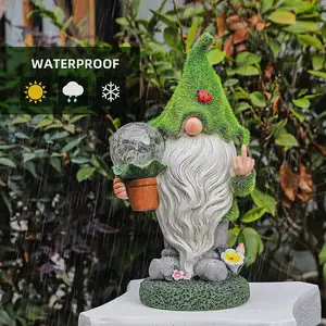 Bán Sỉ Đồ Trang Trí Sân Vườn Tượng Gnomes Vườn Bằng Nhựa Resin Đổ Xô Ngón Giữa Với Đèn Năng Lượng Mặt Trời Để Trang Trí Ngoài Trời