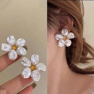 Boucles d'oreilles en argent 925 avec fleurs baroques et perles, boucles d'oreilles élégantes et luxueuses pour femmes - Product Image 2