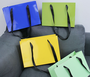 Biểu Tượng Tùy Chỉnh Sang Trọng Của Tôi Giấy Nghệ Thuật Quần Áo Bao Bì Túi Xách Với Ribbon Xử Lý UV In Ấn Tem Vàng In Offset - Product Image 1