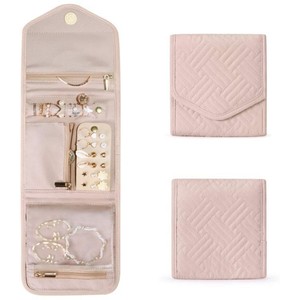 Pochette à bijoux au design matelassé tendance, qui ajoute une touche d'élégance à votre collection d'accessoires <span class=keywords><strong>tout</strong></span> en gardant les articles bien organisés - Product Image 4