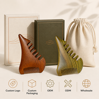 Peigne de massage du cuir chevelu en bois en gros, bois de santal doré, bois de santal vert, peigne Gua Sha, peigne à dents larges et fines, logo personnalisé OEM ODM Spa