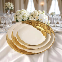Assiettes en porcelaine dorée ondulée et gaufrée en gros, 15,5/21/25,5 cm, assiettes de présentation en céramique pour mariage et restaurant