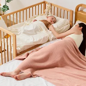 Rahmenstruktur Babybett Holz-Babybett Bettwaren-Set mit Rädern