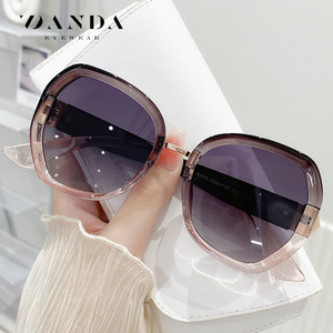 DANDA Lunettes de soleil polarisées TJ713, monture rectangulaire complète, UV400, lunettes de soleil de voyage à la mode pour femmes - Product Image 1