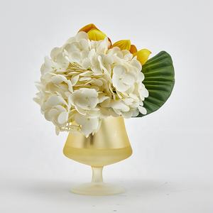 紧凑型餐桌装饰 200x200x240 毫米 逼真人造玉兰、绣球花和锦葵叶插花，带玻璃花瓶 - Product Image 5