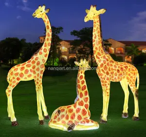 Puntelli per feste di matrimonio statue di animali a grandezza naturale realistiche vendita calda 1.2M 1.6M 1.8M 2M sculture luminose di giraffa in fibra di vetro alta