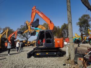 Maquinaria de excavadora sobre orugas usada de marca original a bajo precio con motor central y componentes del motor - Product Image 6