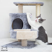 Arbre à chat multifonctionnel avec poteau à gratter en sisal, niche confortable pour chat, plateforme de repos et jouet suspendu pour chats d'intérieur