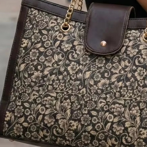 Sac à main structuré pour femme en cuir PU et tissu jacquard, motif géométrique vintage, beige mat et brun expresso foncé, avec fermeture à rabat - Product Image 2