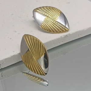 ต่างหูรูปใบไม้สองสีทรงเรขาคณิต ทอง เงิน โลหะ สำหรับงานปาร์ตี้ เครื่องประดับแฟชั่นสำหรับผู้หญิง - Product Image 4