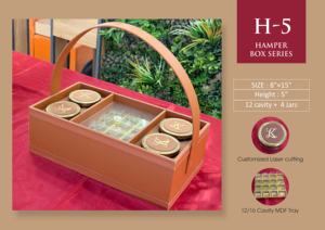 Boîte cadeau artisanale en MDF, série Hamper Box, 8x15 pouces, 12 compartiments, avec 4 bocaux, design lettre K découpée au laser sur mesure - Product Image 2