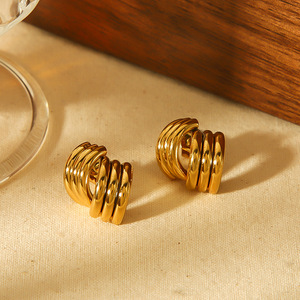 Joyería impermeable para mujer, pendientes <span class=keywords><strong>de</strong></span> tuerca <span class=keywords><strong>de</strong></span> <span class=keywords><strong>tres</strong></span> líneas chapados en oro <span class=keywords><strong>de</strong></span> 18 quilates, pendientes geométricos <span class=keywords><strong>de</strong></span> acero inoxidable sin deslustre - Product Image 2