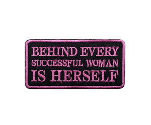 Parches de perro de servicio de color rosa "DETRÁS DE CADA MUJER EXITOSA ESTÁ BORDADA" Parche de letras para tela de mascotas - Product Image 6