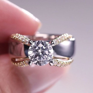 Anello di fidanzamento con zirconi rotondi bicolore per donna, elegante gioiello da dito alla moda - Product Image 2
