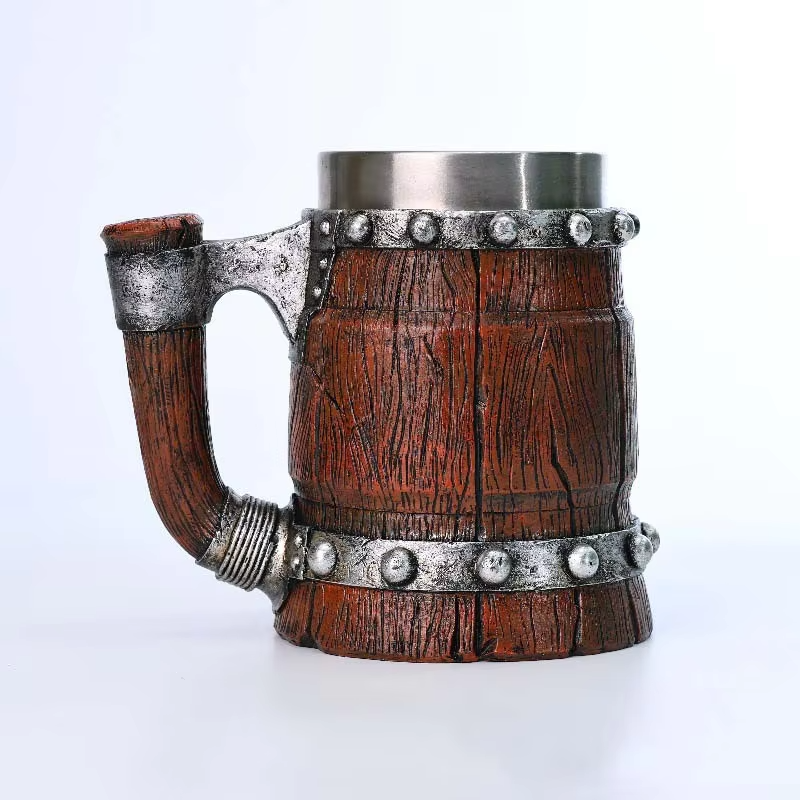 Tasse A en bois brun, forme tonneau