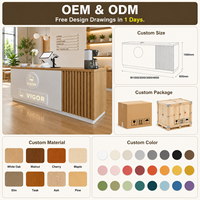 Comptoir de réception moderne en bois naturel avec plateau, corps blanc à lattes verticales, logo circulaire rétroéclairé pour magasin de détail, OEM ODM personnalisé
