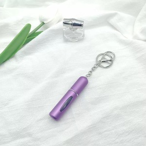 8ml Aluminium Sleutelhanger Essentiële Olie & Parfumflesje Reisformaat Navulbare Pomp Spuitfles Plastic Kraag Meerdere Kleuren Hot Sale - Product Image 1
