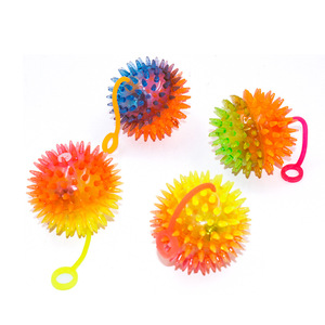 Balle en plastique à picots lumineuse et scintillante, souple, compressible, élastique, à remontée lente, pour la décompression au bureau, jouet anti-stress - Product Image 6