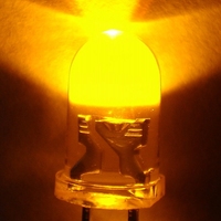Juhong Garantie 5 ans 580nm 30 degrés 5mm Tête ronde Jaune Traversant Fil conducteur doré Super Lumineux Feu de signalisation LED
