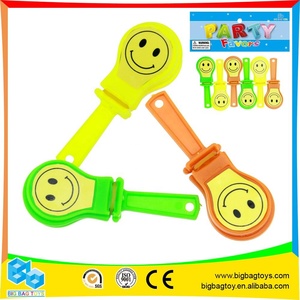 Nouveaux cadeaux promotionnels en plastique coloré mini personnalisé clapet à main bébé bruit maker jouets - Product Image 2