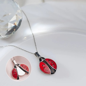 Collar con Medallón <span class=keywords><strong>de</strong></span> Mariquita en Acero Inoxidable Chapado en Oro <span class=keywords><strong>de</strong></span> 18K, <span class=keywords><strong>Mensaje</strong></span> Oculto Personalizado, Joyería Minimalista Resistente al Deslustre - Product Image 4