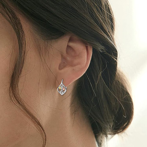 Orecchini a polsino a tre colori con fiori per donna, gioielli floreali alla moda ispirati alla natura fresca - Product Image 2